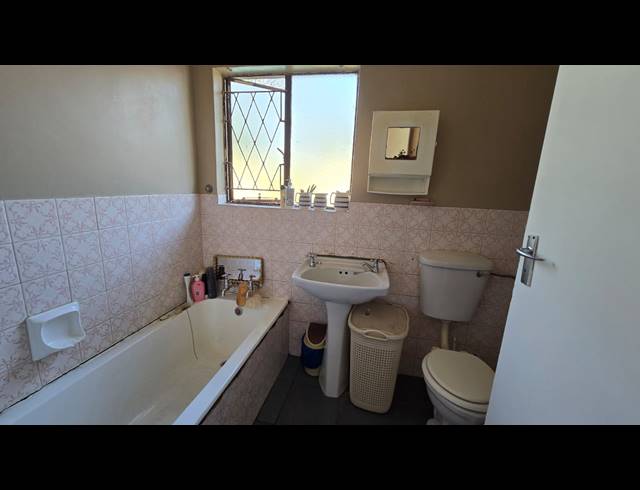 3 BEDROOM FREEHOLD FOR SALE IN BRACKENDOWNS